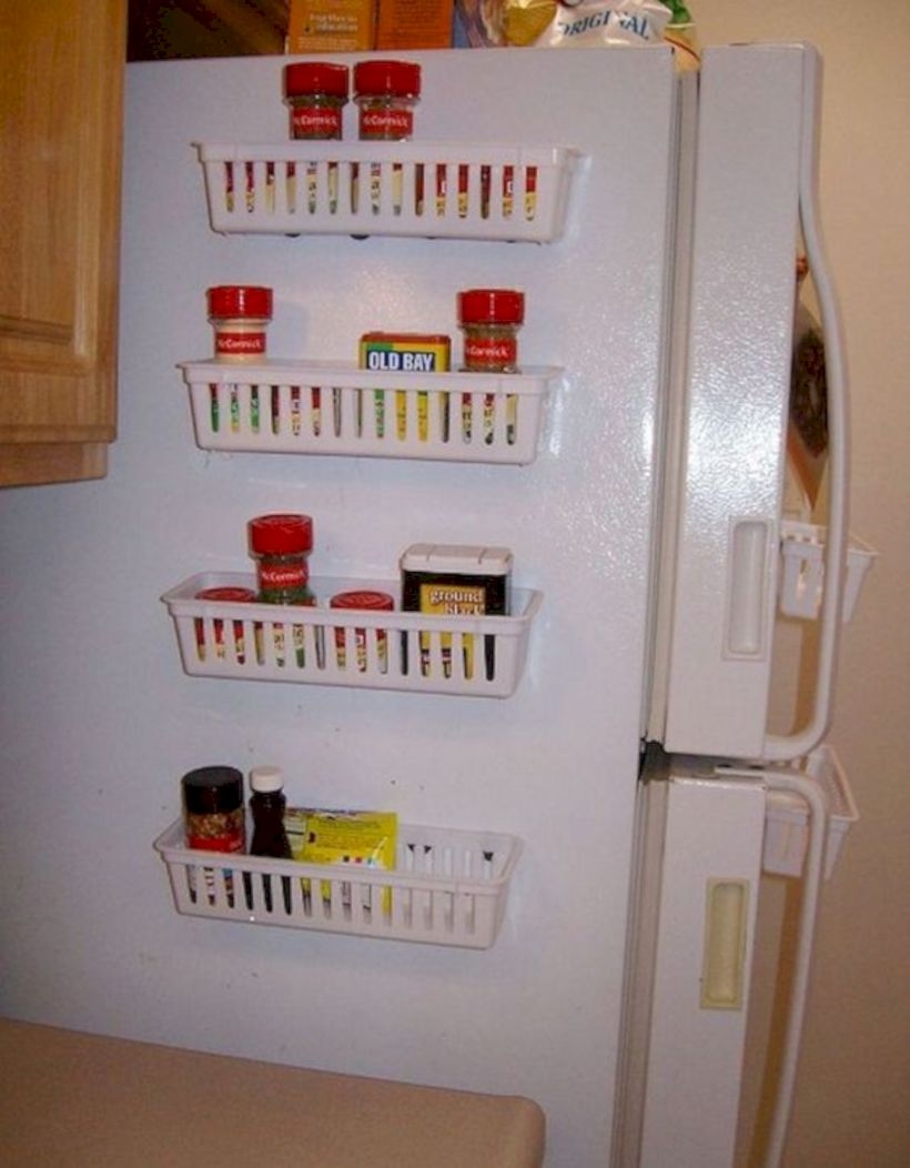Magnetic spice rack for refrigerator