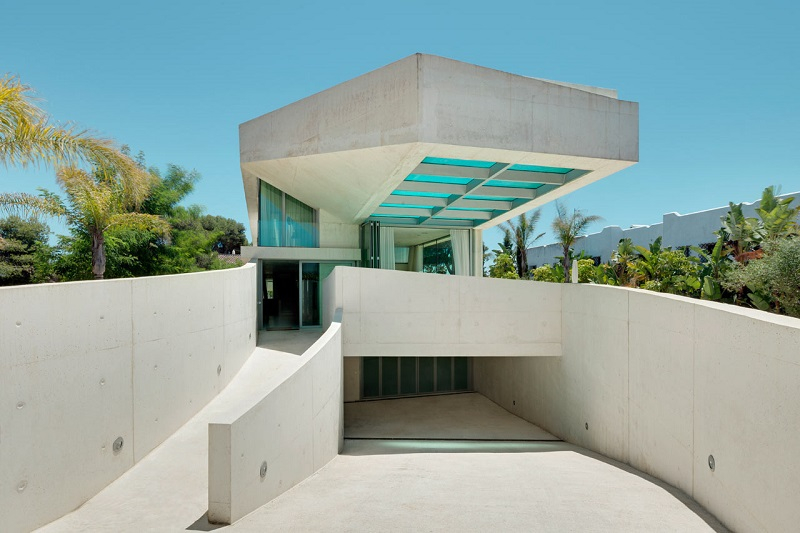 Cantilevered residence