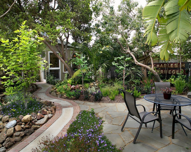 Relaxing side yard