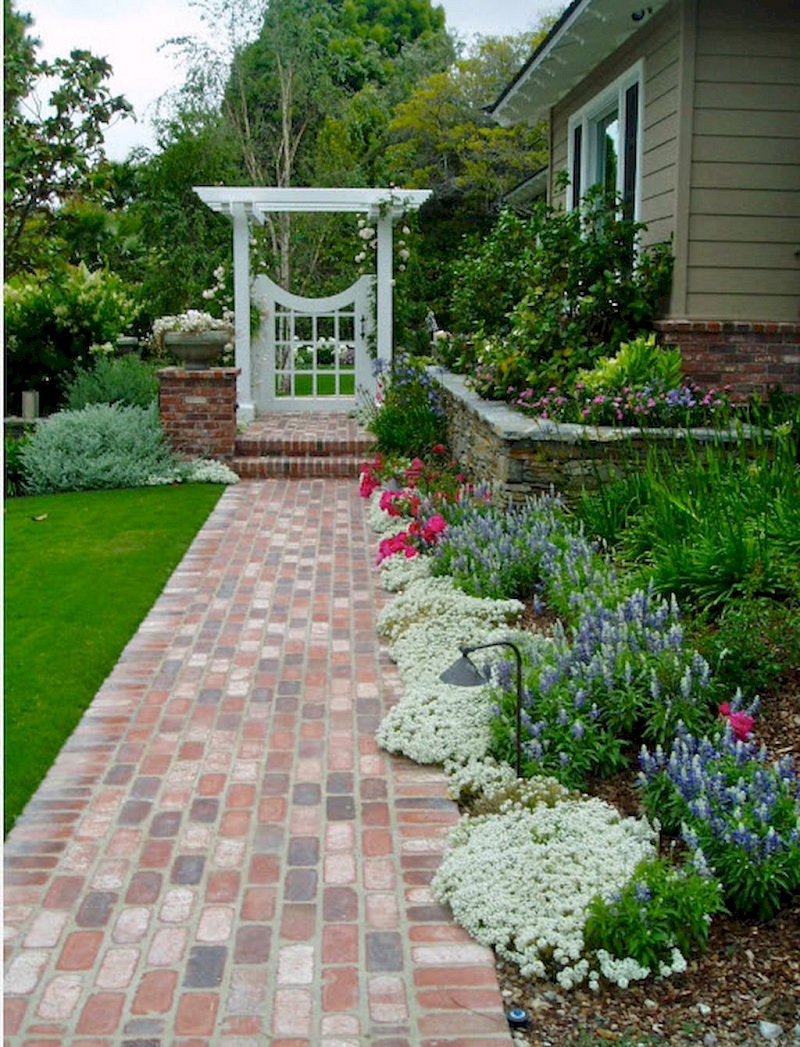 Sweet side yard garden