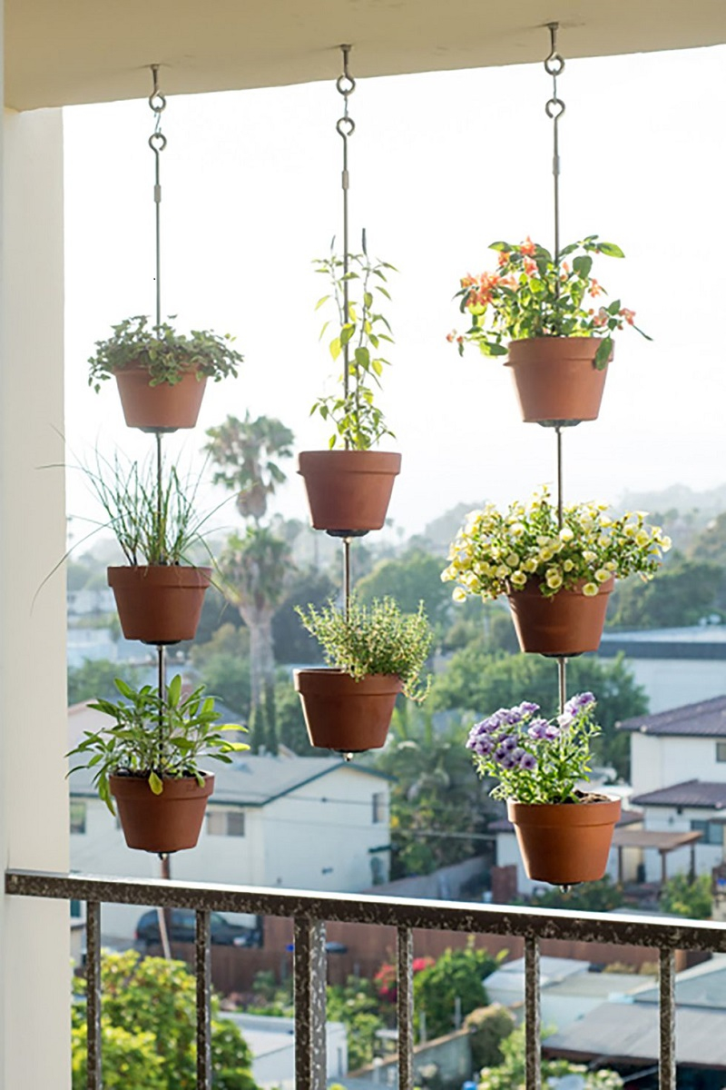 Clay-pot-vertical-garden