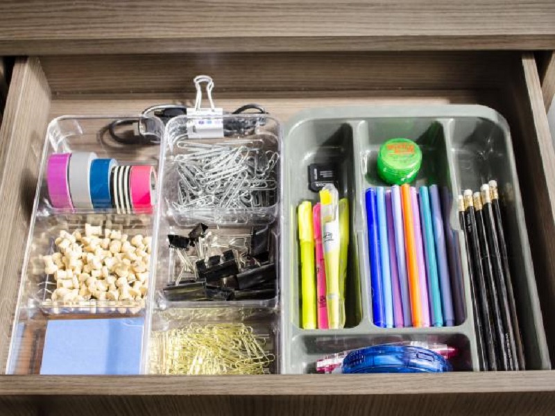 Using a cutlery tray
