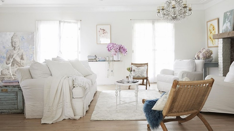 Shabby-chic living room in white