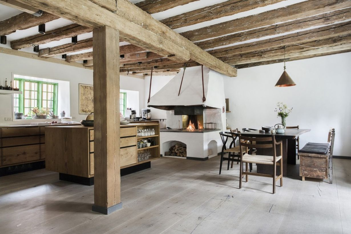 A wonderful farmhouse flooring ideas with oak that is more minimalist, clean and fresh, for a smooth surface floor options for summer