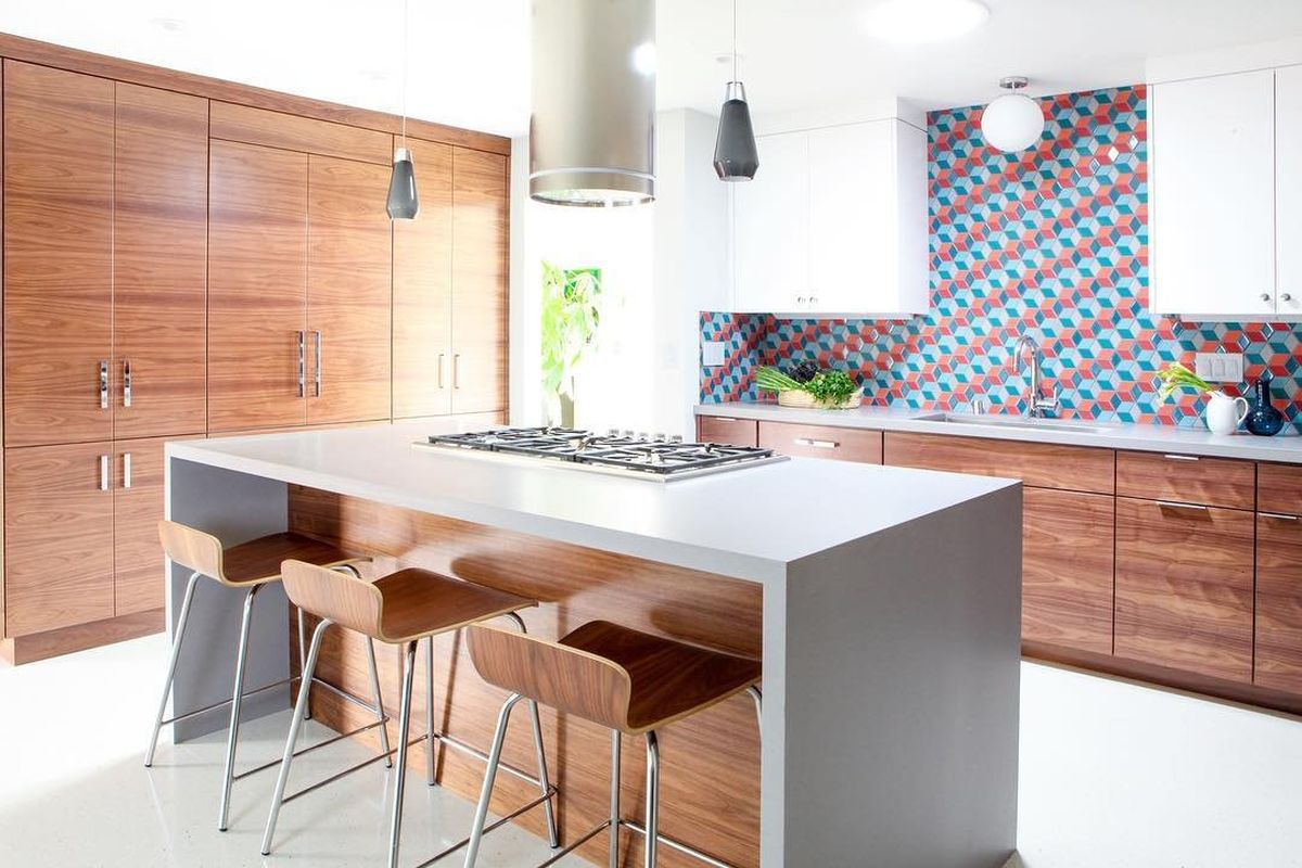 An elegant kitchen lighting ideas with hanging lamps above the kitchen island and round lights above the sink to complete your lighting