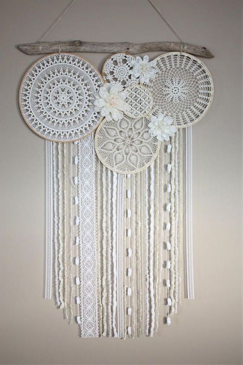 An exciting natural ornament elements for summer with dream catcher wall hangings and classic white cream nuances