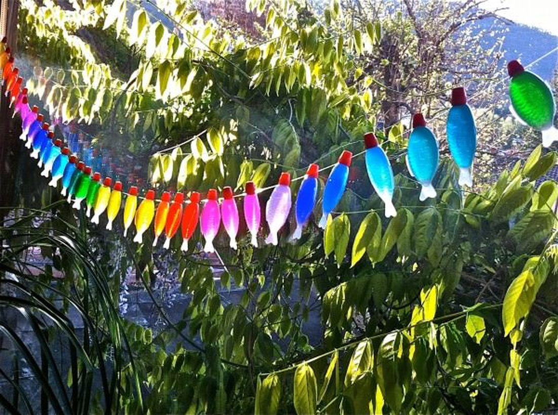 Hanging unused items crafts with fish shape, rainbow color to complete your garden