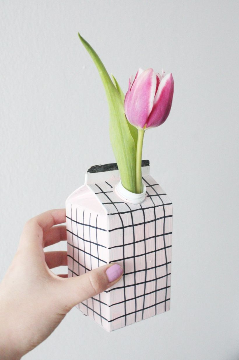 Simple diy tetra pak vases with white color, black stripes to create beauty