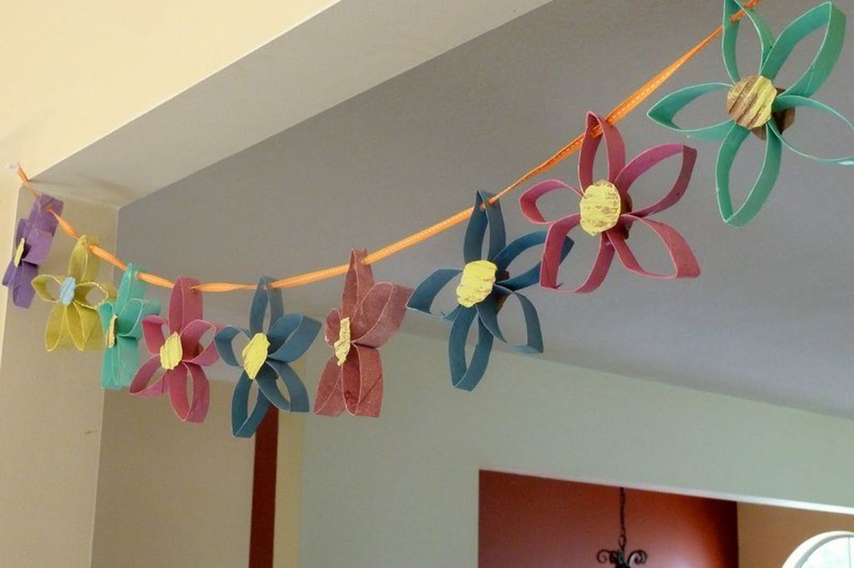 Simple flower garland from unused items crafts to decorate your classroom
