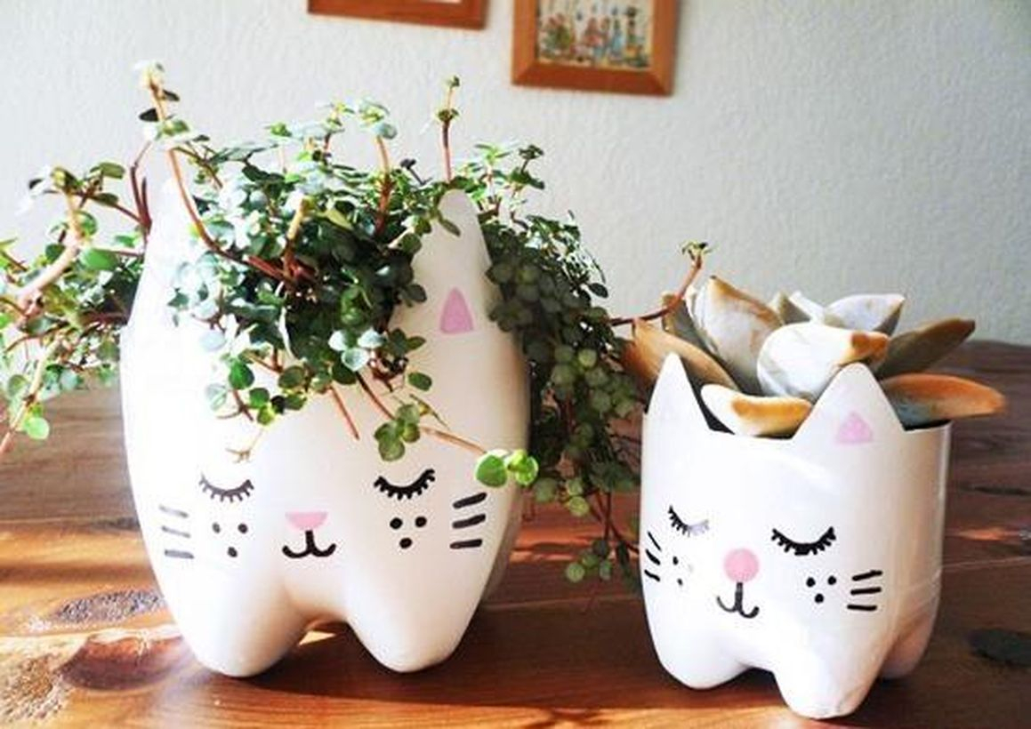 Small diy plastic bottle cat vase with white color to complete your living room