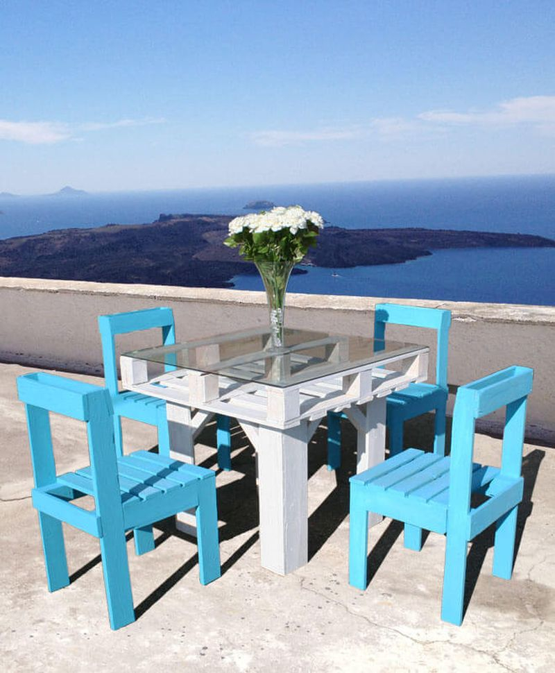 Terrace outdoor dining set with flower decoration to complete an awesome garden in this summer