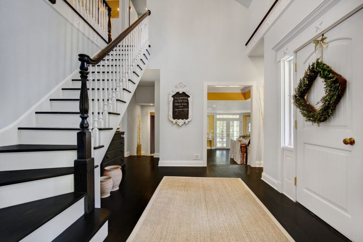An amazing off white color for entryway to make more beauty