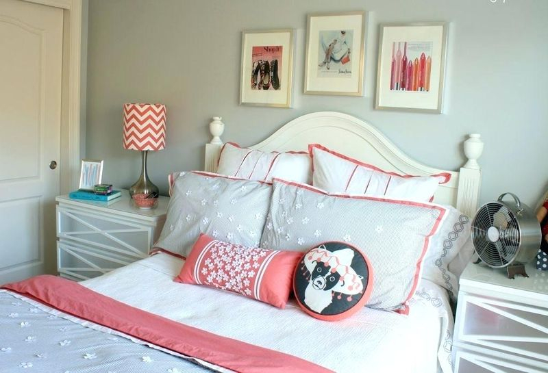 An amazing bedroom design with frame wall art to beautify teen girl bedroom