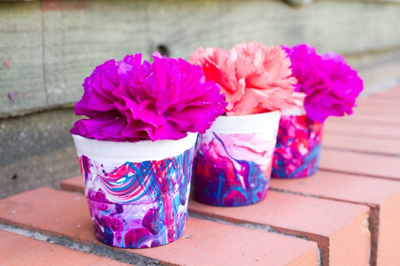 An amazing plain terracotta pots with beautiful paint to perfect your garden