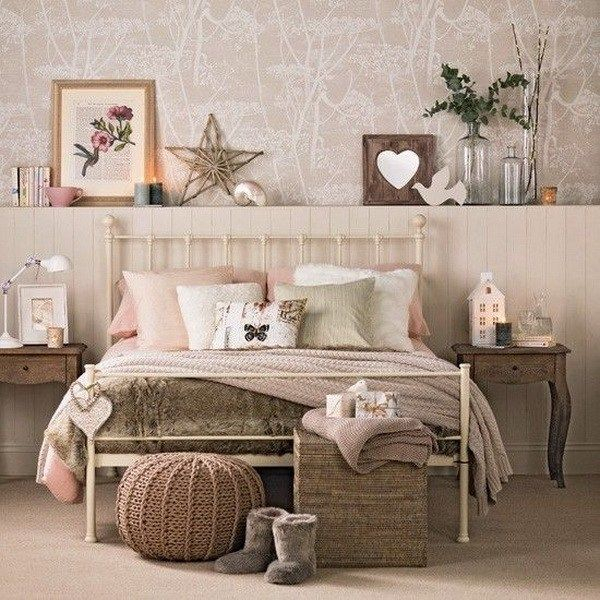 An amazing tropical wallpaper combined with some wooden elements, the handmade branch star, the wooden decorative frame to beautify your bedroom design