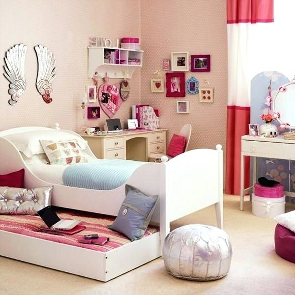 An awesome bedroom design with cute frame wall art to perfect teen girl bedroom