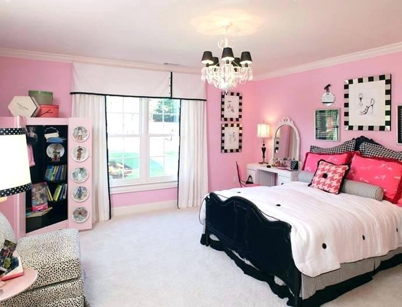 An awesome wall bedroom design combined with with an elegant gallery wall to perfect teen girl bedroom
