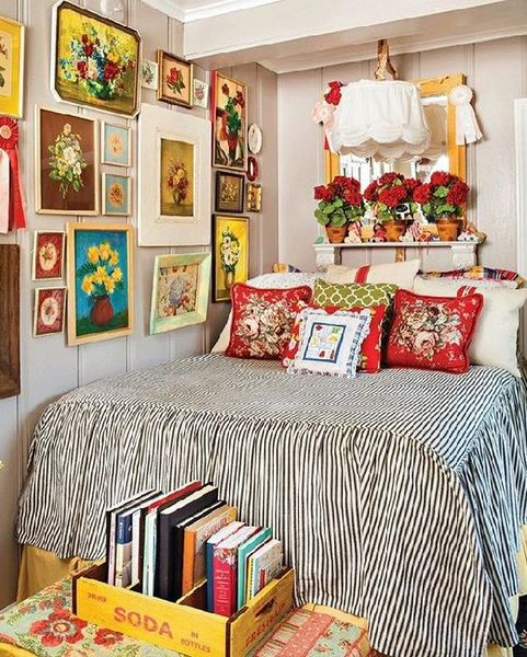 An awesome wall gallery to perfect your bedroom