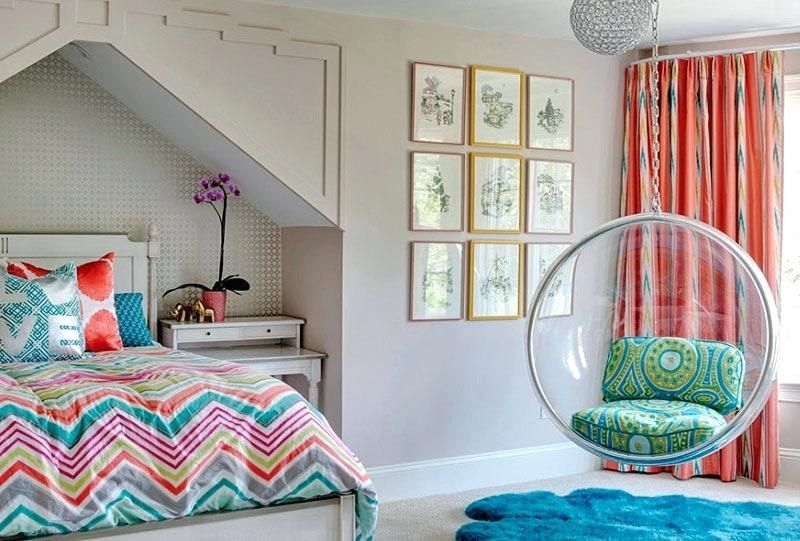 Beautiful bedroom decoration combined with gold frame gallery wall to complete your teen girl bedroom