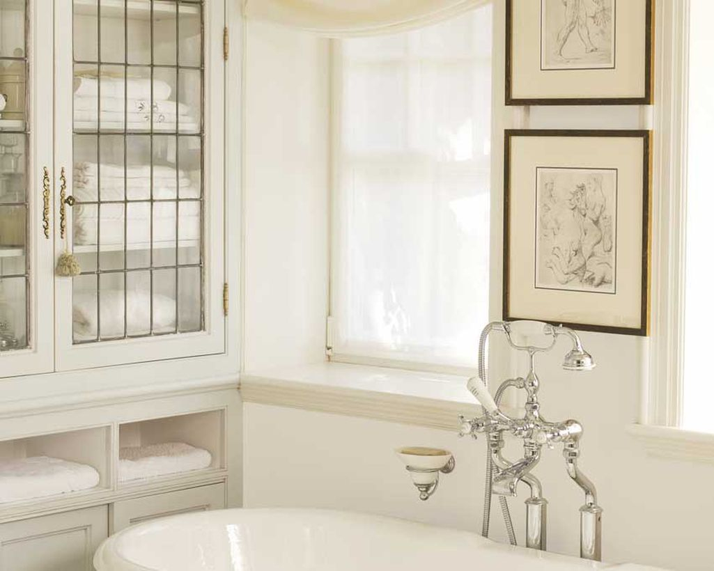 Beautiful off white color for entryway bathroom to make more comfortable