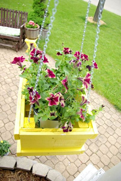 Beautiful painted wood diy hanging planter with purple flowers to perfect your garden