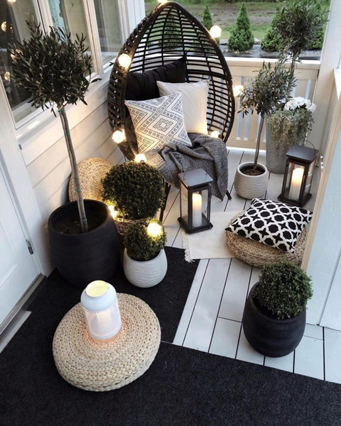 Candle lights and lamps to perfect your small porch