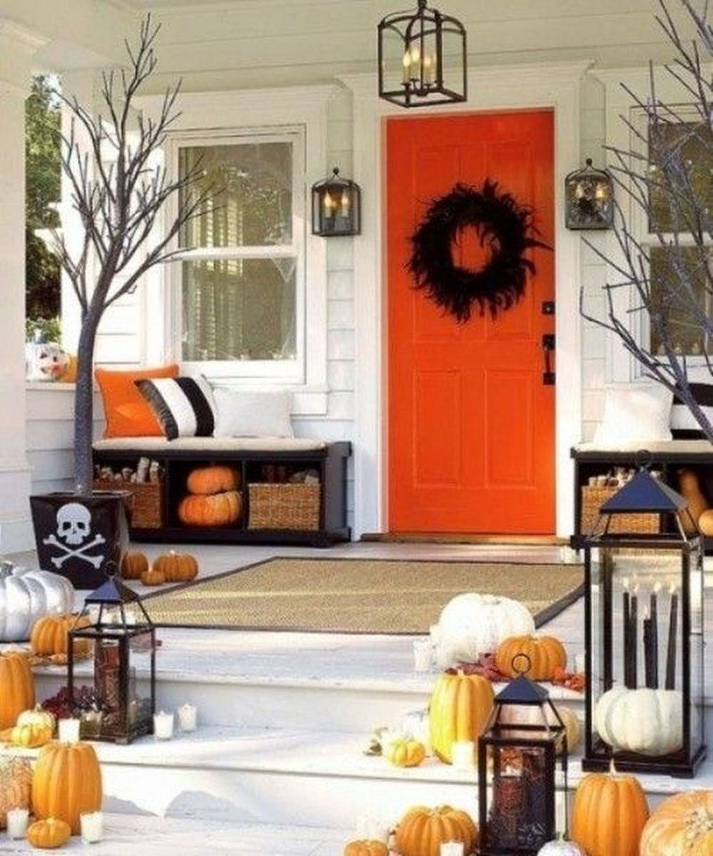 Cozy porch decoration ideas to match any home styles this fall 10