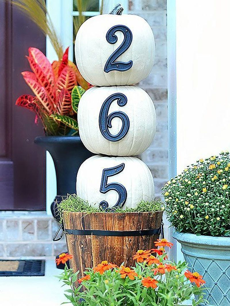 Cozy porch decoration ideas to match any home styles this fall 14