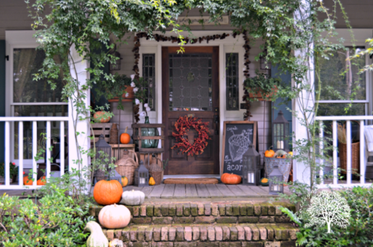 Cozy porch decoration ideas to match any home styles this fall 16