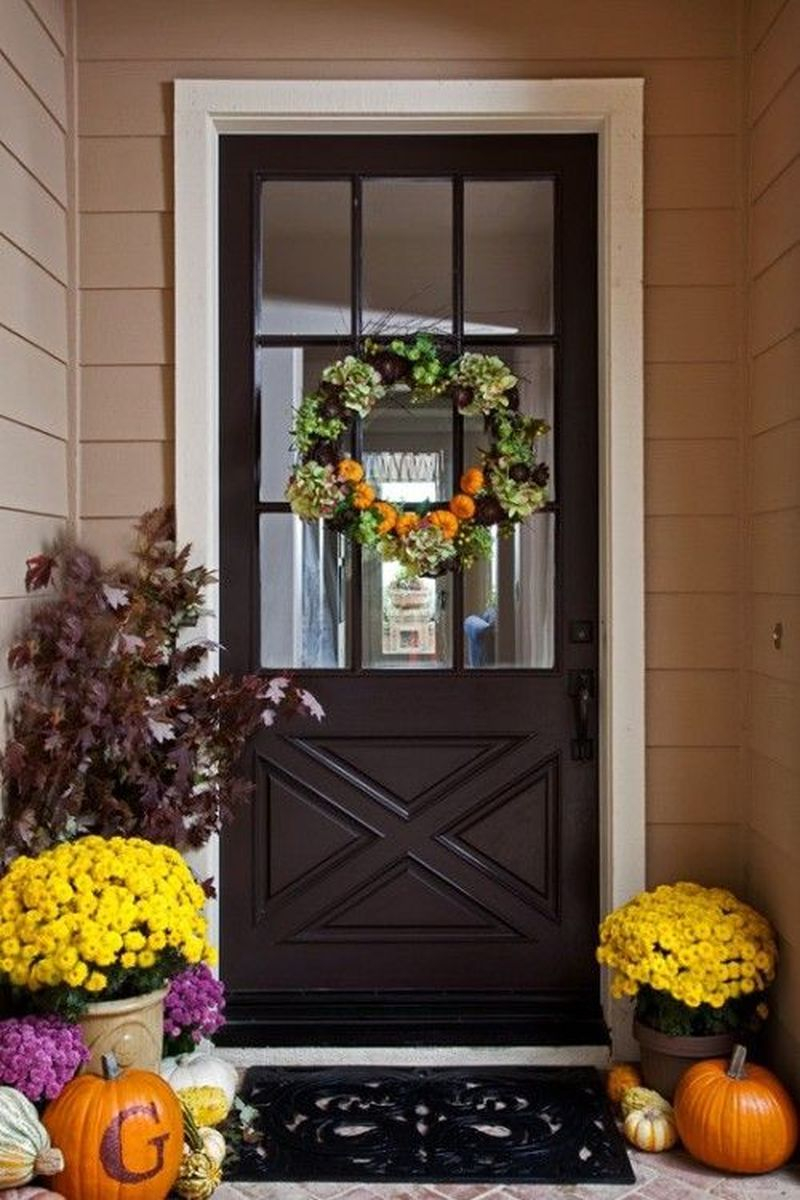 Cozy porch decoration ideas to match any home styles this fall 17