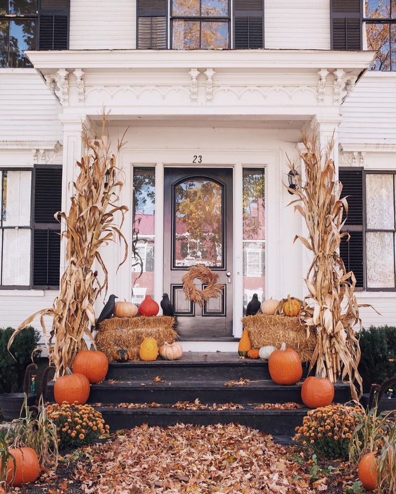 Cozy porch decoration ideas to match any home styles this fall 20