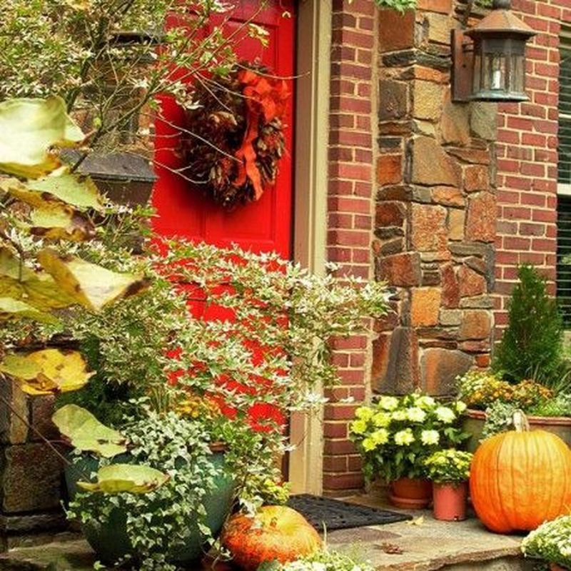 Cozy porch decoration ideas to match any home styles this fall 28