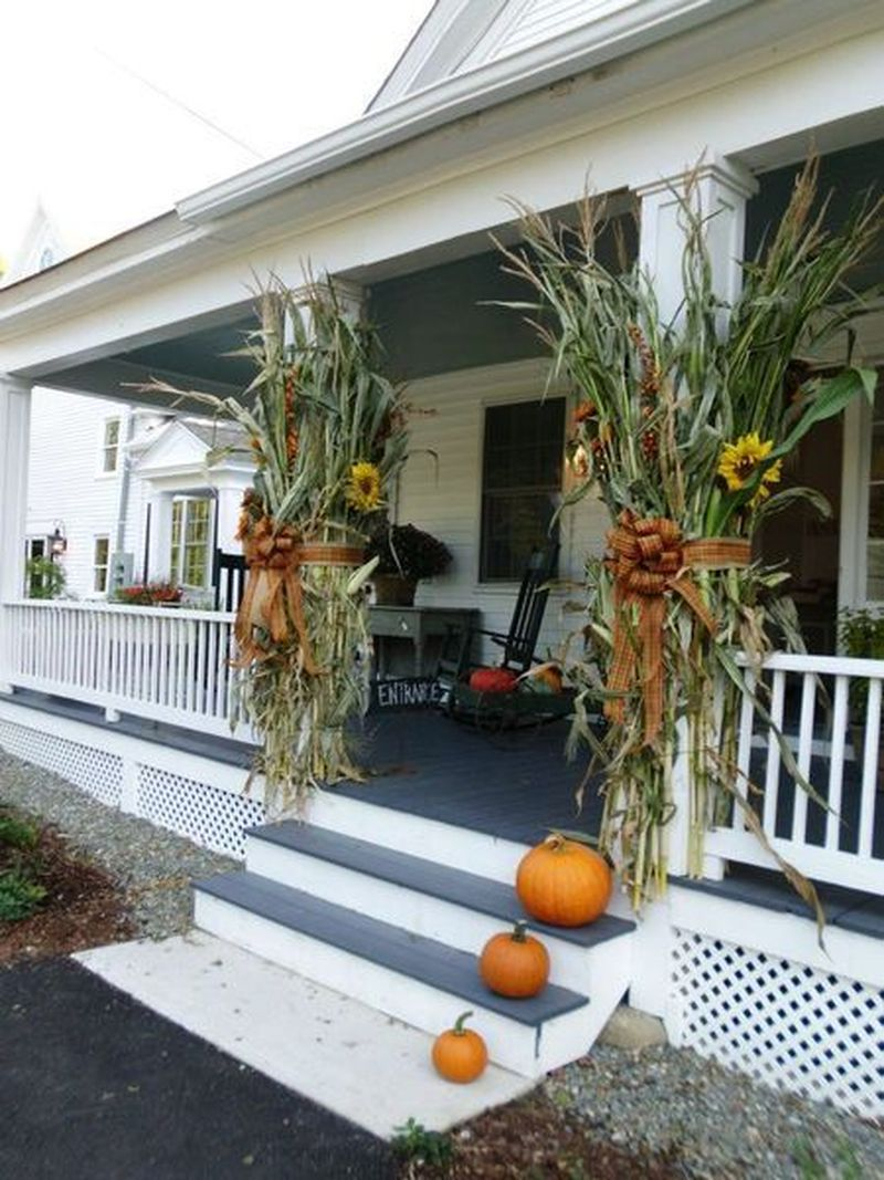 Cozy porch decoration ideas to match any home styles this fall 29