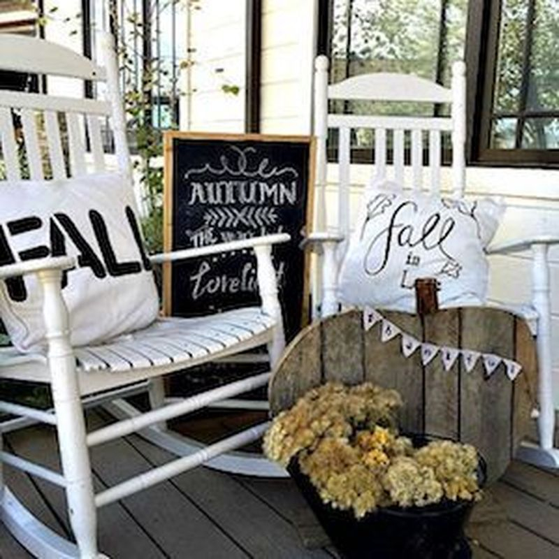 Cozy porch decoration ideas to match any home styles this fall 32