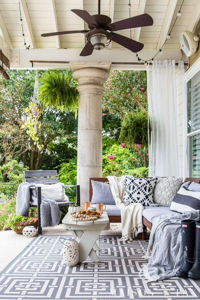 Cozy porch decoration ideas to match any home styles this fall 38