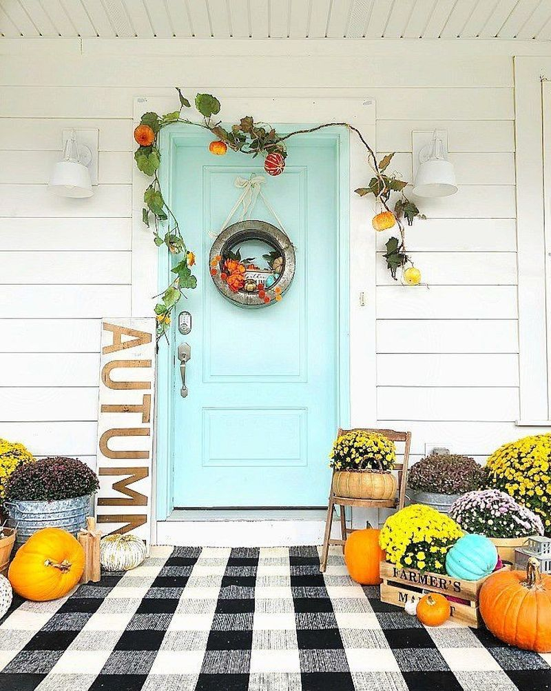Creative outdoor decoration for fall combine with the black and white plaid rug, the rustic galvanized wreath for beautiful color contrast