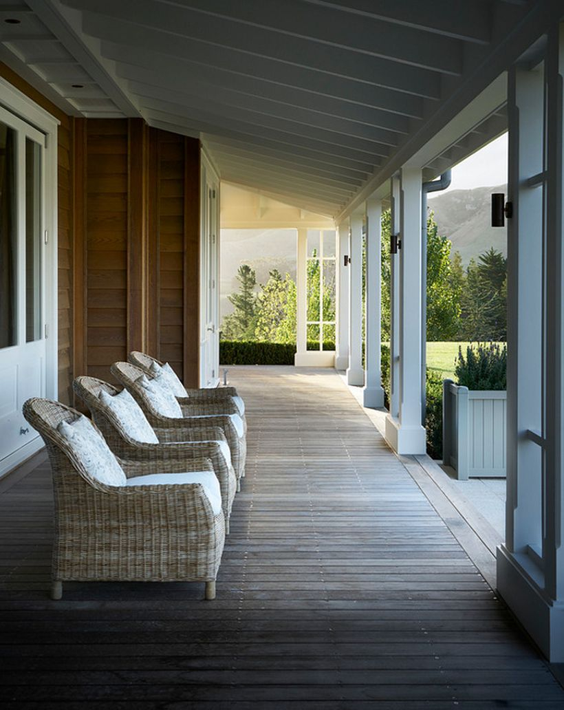 Gorgeous farmhouse porch furniture with rattan chairs to decorate your front yard