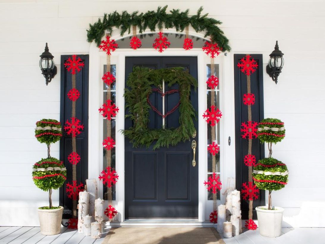 Interesting fall porch ideas with pine leaves bouquets, vines, plants in white pots, unique ornaments, lights on the walls and candles on wooden blocks