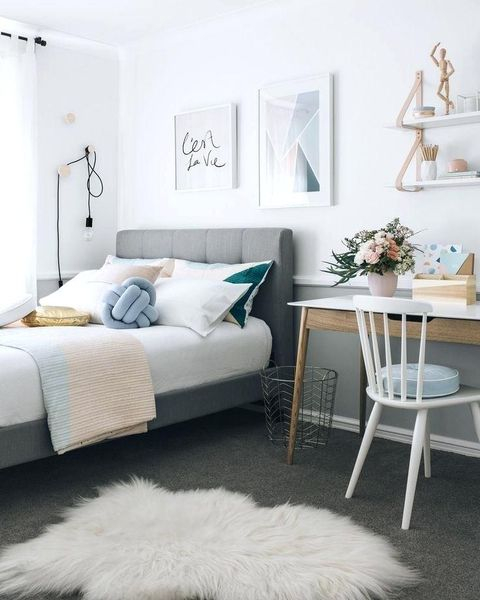 Modern bedroom decoration combined with flowers decoration on the table to complete your teen girl bedroom