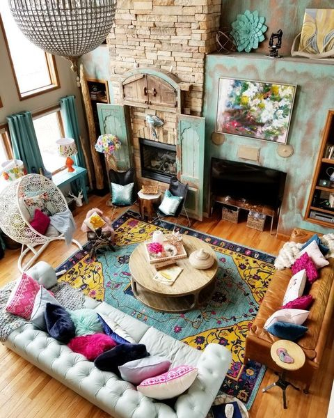 Patterned rug to perfect your colorful living room