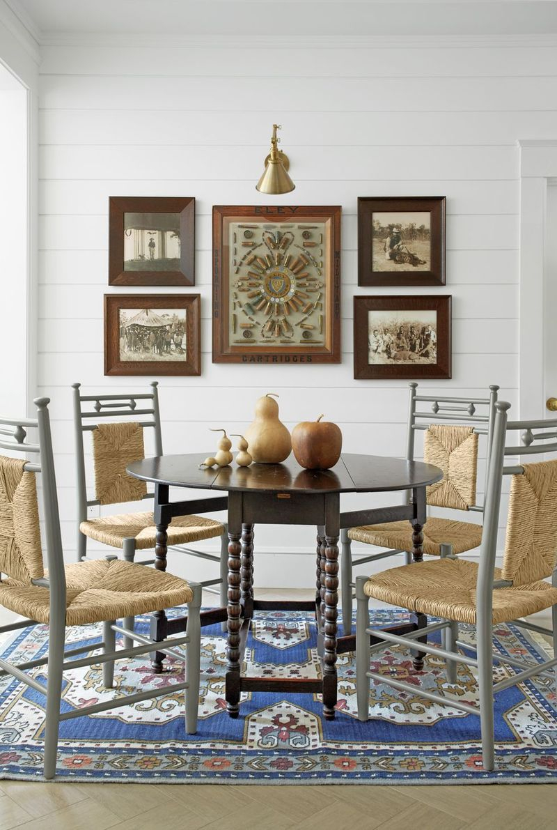 Small gourds for a simple dining room decoration to complete your fall decoration