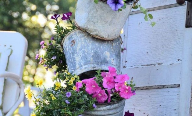 Arangement-vintage-garden-ideas-with-metal-bucket-flower-planter-you-must-try