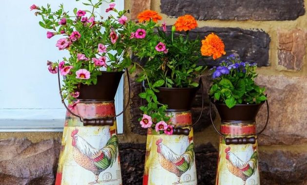 Pretty-vintage-garden-ideas-dengan-metal-pitcher-planter-oval-concrete-as-a-buffer