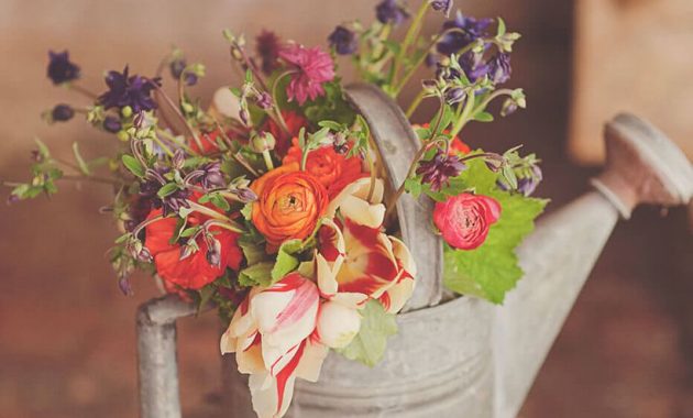 Pretty-vintage-garden-ideas-with-rustic-metal-watering-can-planter-to-decorate-the-guest-table-on-your-porch