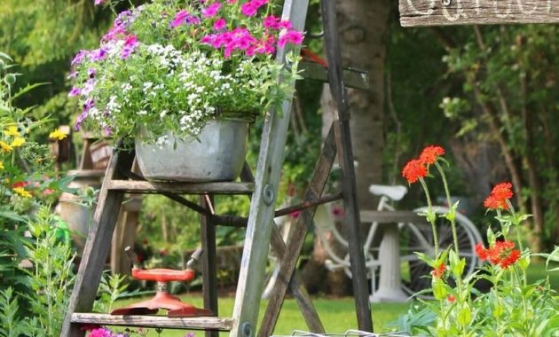Vintage-ladder-flower-pot-garden-made-from-a-pan-that-is-not-used