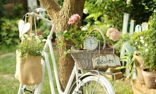 Vintage-planter-garden-décor-with-rattan-basket-as-a-container-for-flowers-on-a-beautiful-bicycle