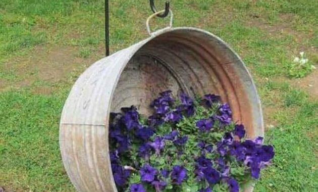 Rustic-planter-for-garden-with-galvanized-metal-washbasins-that-are-not-used-then-it-will-look-unique