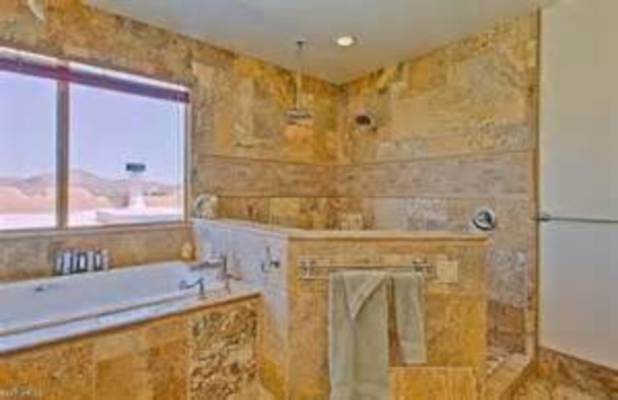 Amazing doorless shower design ideas 27