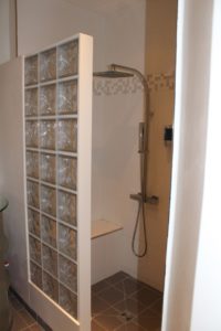 Amazing glass brick shower division design ideas 33