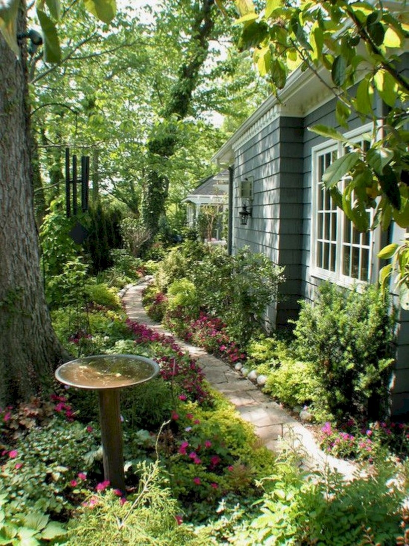 Best garden walkway to envy your visitor 37
